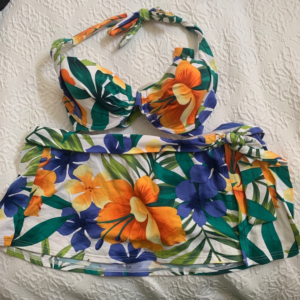 Tommy Bahama Bikini with skirted bottom Size 34B/M